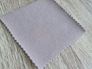 latte spalvos pukelis